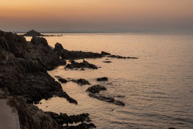 Deniz kıyısındaki gece manzarası, Collioure eski kasabası yakınlarındaki ışıklar, Cote Vermeille, Pyrenees-Orientales, Occitania, Fransa. Yaz tatili