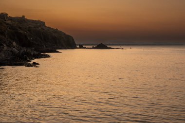 Deniz kıyısındaki gece manzarası, Collioure eski kasabası yakınlarındaki ışıklar, Cote Vermeille, Pyrenees-Orientales, Occitania, Fransa. Yaz tatili