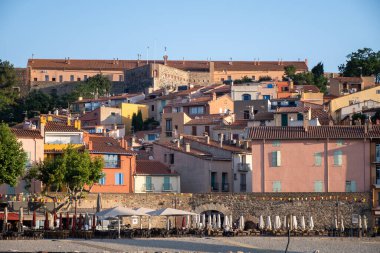 Renkli Collioure manzarası, dar sokaklar ve sarı, pembe, turuncu evler, yazlık tatil beldeleri tarihi buding ve plajlar, Pirenes-Orientales, Fransa yazın