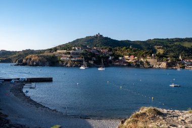 Renkli Collioure manzarası, dar sokaklar ve sarı, pembe, turuncu evler, yazlık tatil beldeleri tarihi buding ve plajlar, Pirenes-Orientales, Fransa yazın