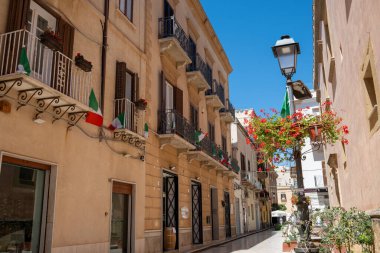 Marsala manzarası, Sicilya kıyısı şehri ünlü Marsala şarabı, eski dar sokaklar, evler ve palmiyeler, gölge ağaçlar, çeşmeler, İtalya 'da tatil yeri