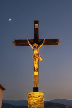 Gündoğumunda renkli Collioure şapelinin haçı, tarihi satın alma ve plajları olan yaz tatili beldesi, Pireneler-Orientales, Fransa