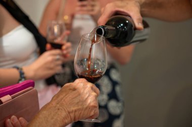 Banyuls AOC 'un tadı, Roussillon, Fransa' da cam kavanoz Dame Jeanne ya da Demijohn 'dan yapılan eski sarmaşıklardan elde edilen doğal tatlı cru Banyuls, güçlendirilmiş tatlı şarapları.