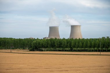 NPP 'nin soğutma kuleleri, nükleer santral termik santrali ısı kaynağının nükleer reaktör, Fransa, Avrupa, ucuz enerji kaynağı, Belleville-sur-Loire
