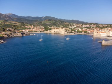 Renkli Collioure manzarası, dar sokaklar ve sarı, pembe, turuncu evler, yazlık tatil beldesi olan tarihi yerler ve plajlar, Pireneler-Orientales, Fransa