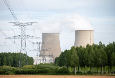 NPP 'nin soğutma kuleleri, nükleer santral termik santrali ısı kaynağının nükleer reaktör, Fransa, Avrupa, ucuz enerji kaynağı, Belleville-sur-Loire