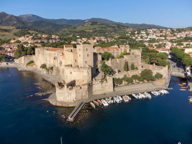 Renkli Collioure manzarası, dar sokaklar ve sarı, pembe, turuncu evler, yazlık tatil beldesi olan tarihi yerler ve plajlar, Pireneler-Orientales, Fransa