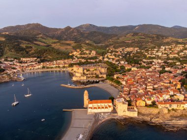 Sabahın erken saatlerinde renkli Collioure manzarası, dar sokaklar, yazlık tatil beldeleri tarihi satın almalar, plajlar, Pireneler-Orientales, Fransa yazın