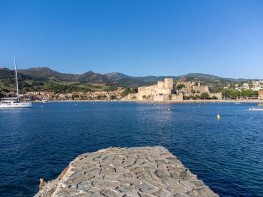 Renkli Collioure manzarası, dar sokaklar ve sarı, pembe, turuncu evler, yazlık tatil beldesi olan tarihi yerler ve plajlar, Pireneler-Orientales, Fransa