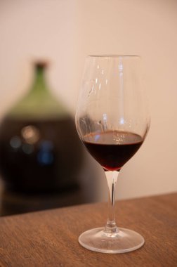 Banyuls AOC 'un tadı, Roussillon, Fransa' da cam kavanoz Dame Jeanne ya da Demijohn 'dan yapılan eski sarmaşıklardan elde edilen doğal tatlı cru Banyuls, güçlendirilmiş tatlı şarapları.