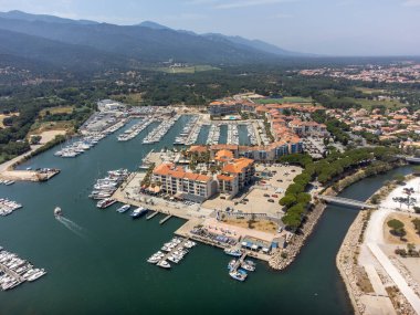 Collioure ve Angeles-sur-mer, Cote Vermeille, Pyrenees-Orientales, Occitania, Fransa yakınlarında beyaz kumlu plajları olan deniz manzarası. Liman ve Le Racou plajı, tatil beldesi.