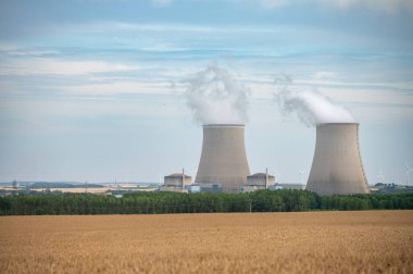 NPP 'nin soğutma kuleleri, nükleer santral termik santrali ısı kaynağının nükleer reaktör, Fransa, Avrupa, ucuz enerji kaynağı, Belleville-sur-Loire