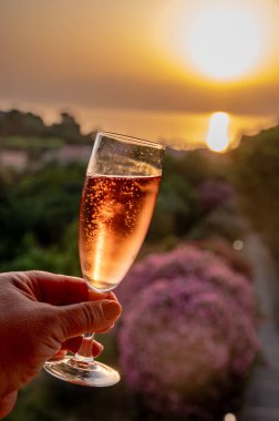 Akdeniz 'de yaz tatili, soğuk gül şampanyası içmek, güneş ışığında kava şarabı içmek, Collioure, Occitanie, Güney Fransa, turistlerin gideceği yer, dinlenmek ve eğlenmek.