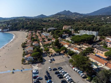 Cote Vermeille, Pyrenees-Orientales, Occitania, Fransa 'da hava manzarası. Kumsaldaki Le Racou köyü, yaz tatili beldesi.