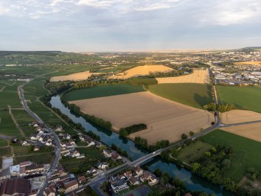 Günbatımında Epernay, Champange, Fransa yakınlarındaki Hautvillers köyü yakınlarındaki şampanya bağlarının hava panoramik manzarası.
