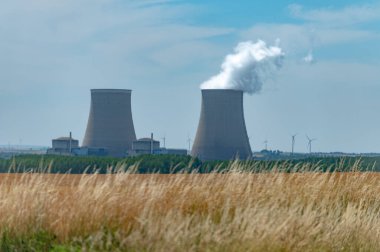 NPP 'nin soğutma kuleleri, nükleer santral termik santrali ısı kaynağının nükleer reaktör, Fransa, Avrupa, ucuz enerji kaynağı, Belleville-sur-Loire