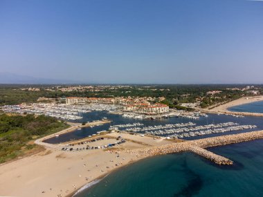 Collioure ve Argeles-sur-mer, Cote Vermeille, Pyrenees-Orientales, Occitania, Fransa, yaz tatilleri arasında liman kentleri ve yatların hava manzarası