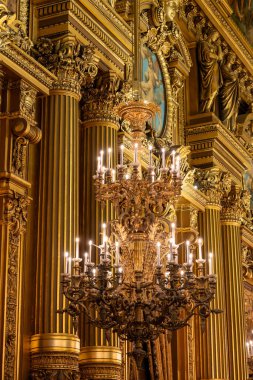 Fransa 'da İkinci İmparatorluk' un eklektik Beaux-Arts tarzı tavan lambaları ve mimari öğeler, neo-barok elementleri, klasikçilik ve Roma mimarisi, altın kaplama, zengin dekorasyon