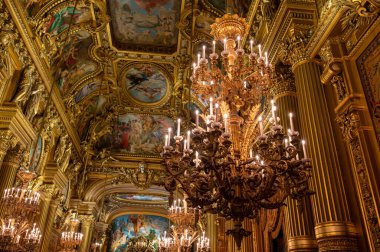 Fransa 'da İkinci İmparatorluk' un eklektik Beaux-Arts tarzı tavan lambaları ve mimari öğeler, neo-barok elementleri, klasikçilik ve Roma mimarisi, altın kaplama, zengin dekorasyon