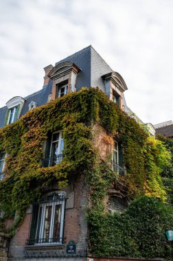 Paris 'in Montmartre dağlık tarihi sanatsal bölgesinde yürüyorum. Ünlü binalar ve yağmurlu sonbahar günlerinde dar sokaklar, Fransa' da turistlerin gideceği yer.