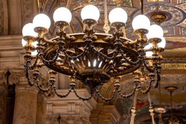 Fransa 'da İkinci İmparatorluk' un eklektik Beaux-Arts tarzı tavan lambaları ve mimari öğeler, neo-barok elementleri, klasikçilik ve Roma mimarisi, altın kaplama, zengin dekorasyon