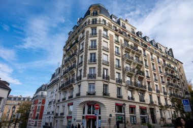 Paris 'in Montmartre dağlık tarihi sanatsal bölgesinde yürüyorum. Ünlü binalar ve yağmurlu sonbahar günlerinde dar sokaklar, Fransa' da turistlerin gideceği yer.