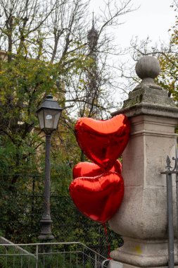 Kırmızı balonlar ve Paris caddesi manzarası, Fransa 'da romantik bir gün, aşk ve arkadaşlık konsepti, Paris' te sonbahar.