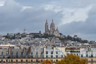 Fransa 'nın başkentinde kilise, caddeler, binalar, parklar ve müzelerle Montmartre tepesinde panoramik manzara, Paris' in orta kesimi, turistlerin gideceği yer, Paris 'te gri sonbahar günleri