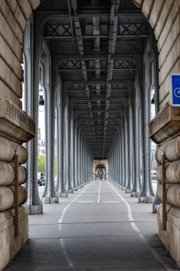 Fransa 'nın caddeleri, binaları, parkları ve müzelerini, Paris' in merkezini, turistik yerleri, Paris 'te romantik bir sonbahar manzarası