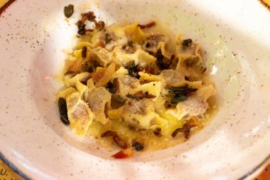 Bergamo Casoncelli alla bergamasca, ravioli, makarna, tagliatelle ve lazanya 'dan taze yapılmış yerel makarna. Bergamo Citta Alta, Lombardy, Kuzey İtalya' da yerel restoranda servis ediliyor.
