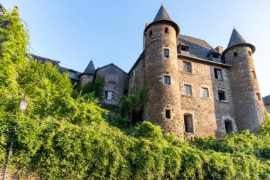 Uzerche 'de yürümek, Correse Bölümü' nde tarihi güçlendirilmiş kraliyet himayesi ortaçağ kasabası, Yeni Akitanya, Fransa, eski evler ve dar sokaklar, seyahat beldesi