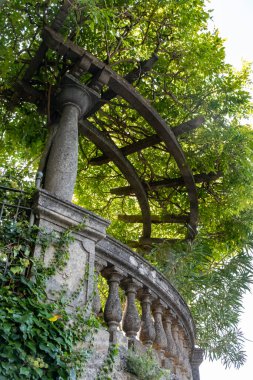 Varenna 'da yürürken, İtalya' nın kuzeyinde Lombardy 'de Como Gölü üzerinde güzel bir sahil köyü var.