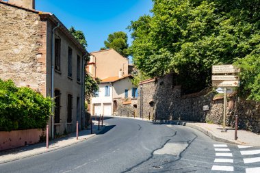 Renkli Collioure manzarası, dar sokaklar ve sarı, pembe, turuncu evler, yazlık tatil beldeleri tarihi buding ve plajlar, Pirenes-Orientales, Fransa yazın