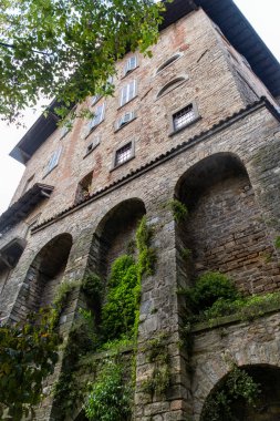 Turistlerin uğrak yeri, Bergamo şehrinin tarihi kısmı, dar sokakları, kiliseleri, eski evleri olan Bergamo Alta, kale duvarları, Lombardy, Kuzey İtalya tepelerinde yer alıyor.