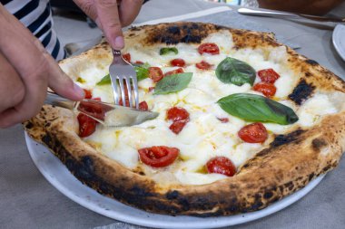 İtalyan pizzacıda fırın fırını, fırın, pizza ve pizza yemek. Kapatın.