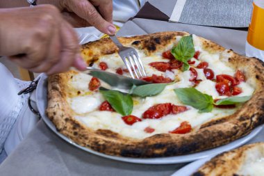 İtalyan pizzacıda fırın fırını, fırın, pizza ve pizza yemek. Kapatın.