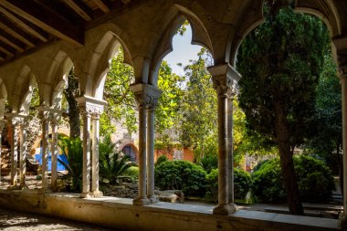 Collioure 'daki eski manastır bahçesi, dar sokaklar ve sarı, pembe, turuncu evler, yazlık tatil beldeleri tarihi buding ve plajlar, Pirenes-Orientales, Fransa yazın