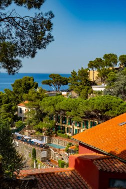 Renkli Collioure manzarası, dar sokaklar ve sarı, pembe, turuncu evler, yazlık tatil beldeleri tarihi buding ve plajlar, Pirenes-Orientales, Fransa yazın