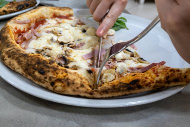 İtalyan pizzacıda fırın fırını, fırın, pizza ve pizza yemek. Kapatın.