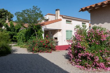 Le Racou hamleti Argeles-sur-Mer 'deki küçük yazlık evler, ya da Katalan' daki kuytu köşeler, Akdeniz kıyısındaki tipik yerler, kumlu yollar, Fransa 'nın Collioure kenti yakınlarındaki turistler.