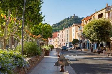 Renkli Collioure manzarası, dar sokaklar ve sarı, pembe, turuncu evler, yazlık tatil beldeleri tarihi buding ve plajlar, Pirenes-Orientales, Fransa yazın