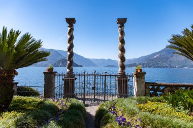 Mavi sulu Como gölü manzarası, alp dağları, güzel köyler, villalar ve parklar, heykellerin mimari detayları, İtalya 'nın kuzeyinde seyahat yerleri, Lombardiya