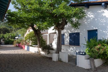 Le Racou hamleti Argeles-sur-Mer 'deki küçük yazlık evler, ya da Katalan' daki kuytu köşeler, Akdeniz kıyısındaki tipik yerler, kumlu yollar, Fransa 'nın Collioure kenti yakınlarındaki turistler.