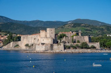 Renkli Collioure manzarası, dar sokaklar ve sarı, pembe, turuncu evler, yazlık tatil beldeleri tarihi buding ve plajlar, Pirenes-Orientales, Fransa yazın