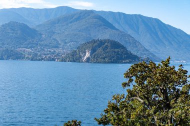 Mavi suları, dağları, güzel köyleri, parkları ve villaları olan Como Gölü manzarası. İtalya 'nın kuzeyinde, Lombardiya' da bir tatil beldesi.