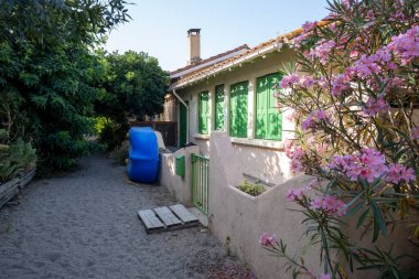 Le Racou hamleti Argeles-sur-Mer 'deki küçük yazlık evler, ya da Katalan' daki kuytu köşeler, Akdeniz kıyısındaki tipik yerler, kumlu yollar, Fransa 'nın Collioure kenti yakınlarındaki turistler.