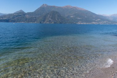 Mavi suları, dağları, güzel köyleri, parkları ve villaları olan Como Gölü manzarası. İtalya 'nın kuzeyinde, Lombardiya' da bir tatil beldesi.