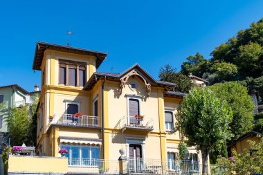 Varenna 'da yürürken, İtalya' nın kuzeyinde Lombardy 'de Como Gölü üzerinde güzel bir sahil köyü var.