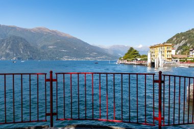 Mavi suları, dağları, güzel köyleri, parkları ve villaları olan Como Gölü manzarası. İtalya 'nın kuzeyinde, Lombardiya' da bir tatil beldesi.
