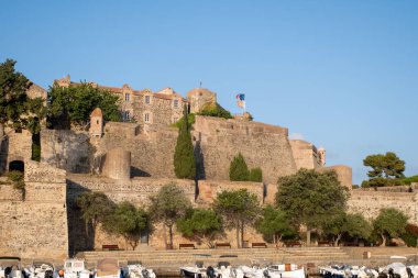 Renkli Collioure manzarası, dar sokaklar ve sarı, pembe, turuncu evler, yazlık tatil beldeleri tarihi buding ve plajlar, Pirenes-Orientales, Fransa yazın